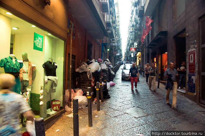 Мусор на улицах Неаполь, Италия
