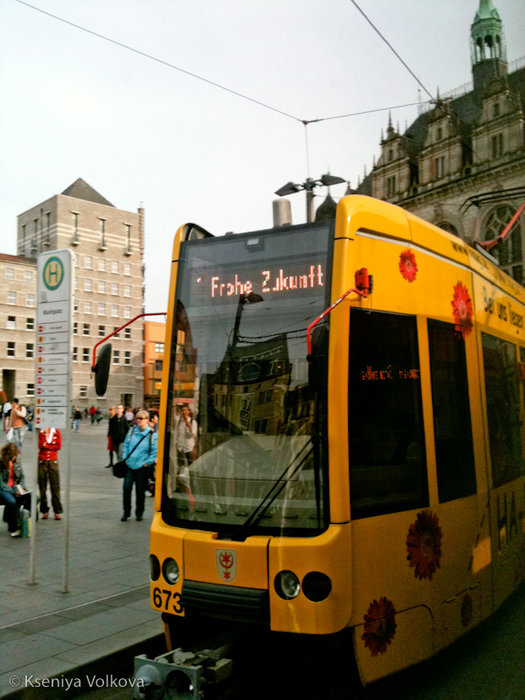 трамвай идет прямиком в Счастливое будущее (нем. Frohe Zukunft) Галле, Германия