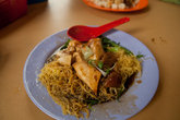Сингапур город не дешевый. Вкусно и дешево поесть можно в китайском квартале.

Лапша с курицей. Очень вкусно!