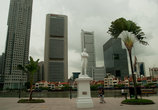 Основатель Сингапура на фоне современного города.