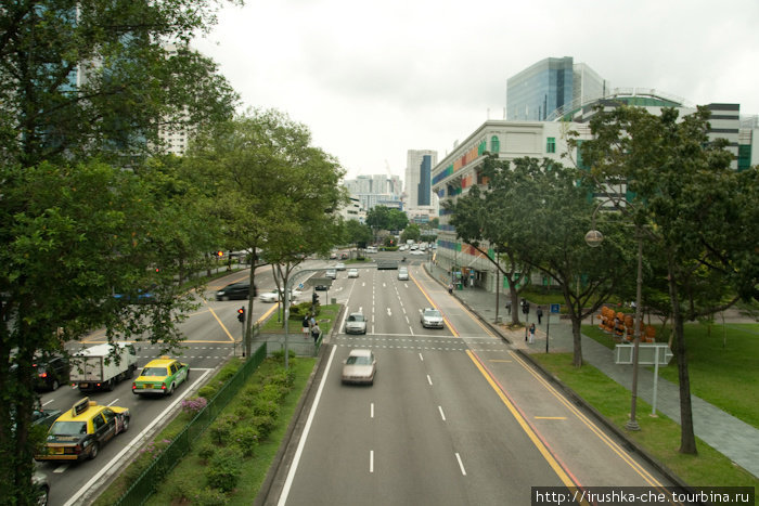 Почти пустые дороги Сингапура. Чтобы купить машину необходимо заплатить очень высокий налог по сумме привышающий стоимость самой машины. Благодаря этому в городе есть чем дышать. Сингапур (город-государство)