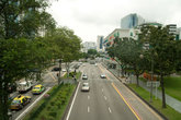 Почти пустые дороги Сингапура. Чтобы купить машину необходимо заплатить очень высокий налог по сумме привышающий стоимость самой машины. Благодаря этому в городе есть чем дышать.