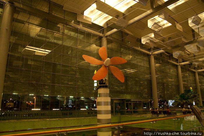 Робото-цветок вентилятор в аэропорту. Сингапур (город-государство)