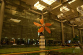 Робото-цветок вентилятор в аэропорту.