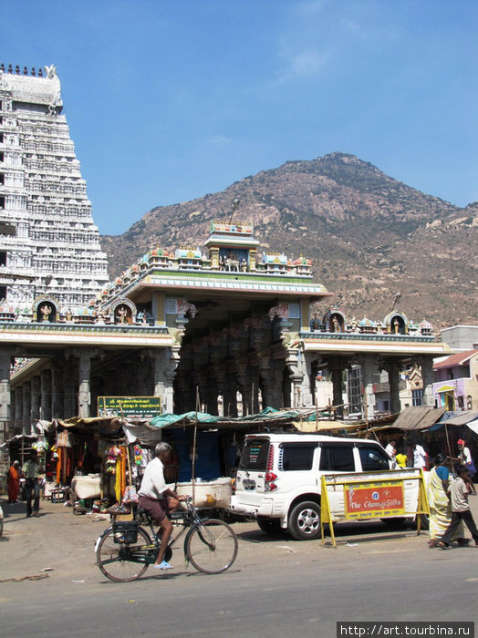 Храм находится у подножия священной горы Аруначалы. Штат Тамилнад, Индия