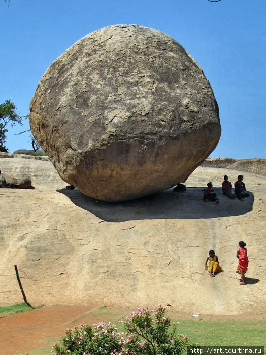 Маммалипурам. Такой вот почти круглый камешек с названием Масляный шар Шивы с незапамятных времен стоит на склоне и никак не может скатиться. Штат Тамилнад, Индия