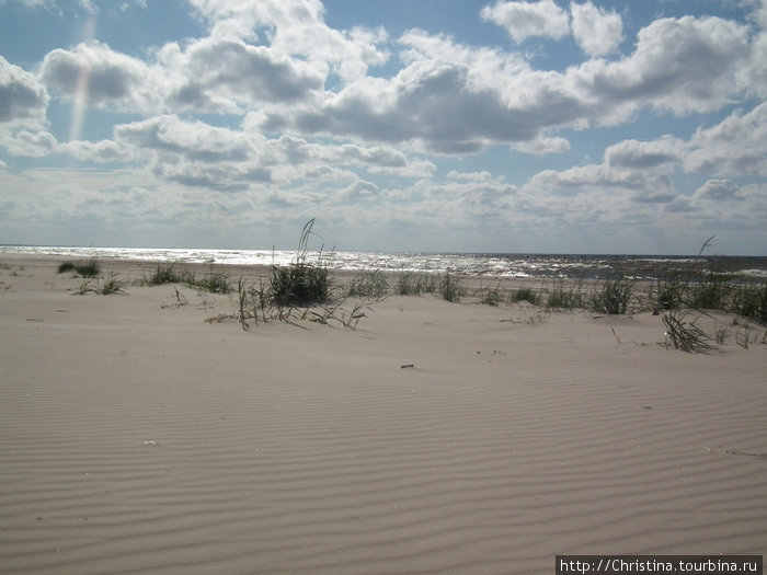 Только море, ветер и песок. Так приятно оставлять следы за собой ... Юрмала, Латвия
