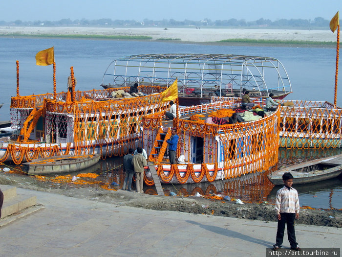 На украшенных цветами корабликах провод ритуальные церемонии. Варанаси, Индия