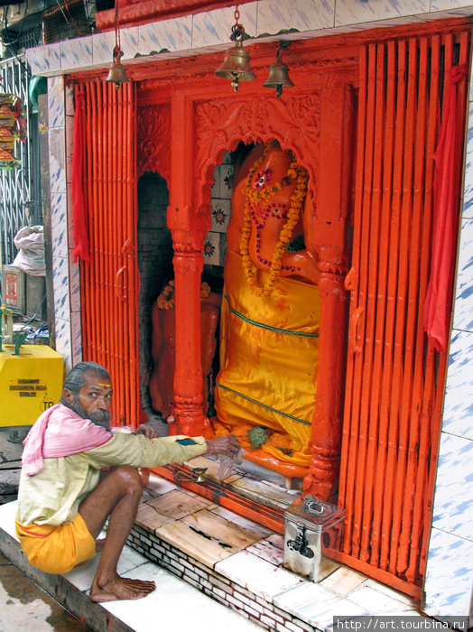 Уличный храмик Ганеша. Варанаси, Индия