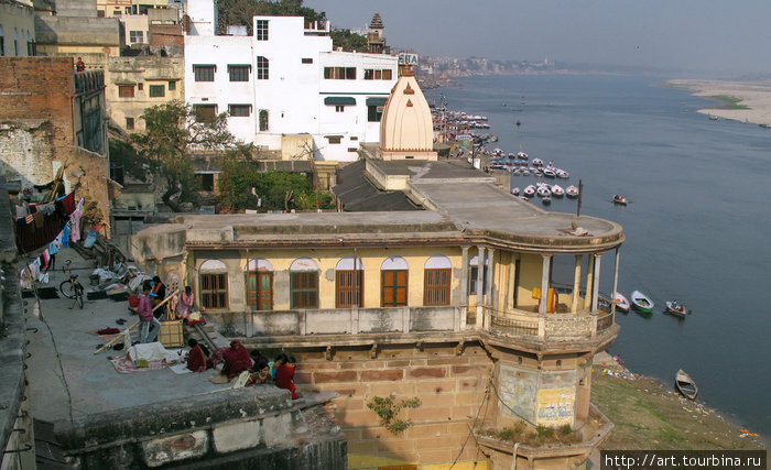 Кто-то живет в минигестхаузах, которых здесь очень много, а кто-то просто на их крышах. Варанаси, Индия