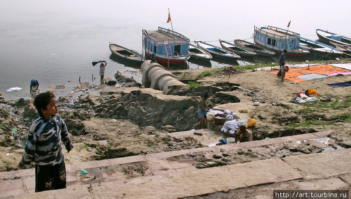 причем самые лучшие места у сливной канализационной трубы — там бесплатная мыльная вода. Варанаси, Индия