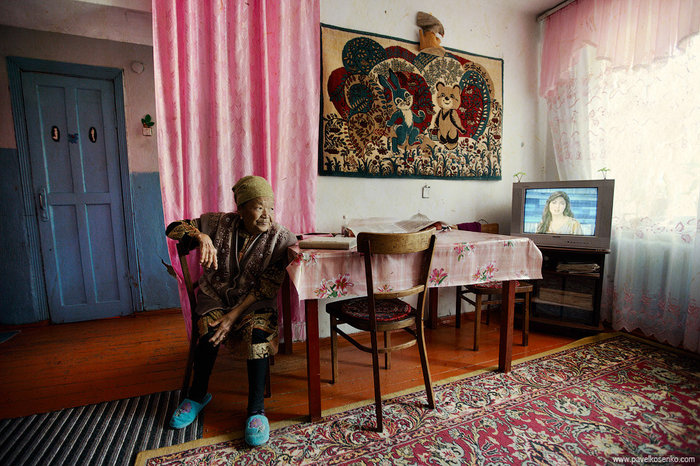 Кулипа Озорбекова, 1941 г.р. Бывшая диет-сестра санатория-курорта «Джеты-Огуз». Одна из немногих, кто знал русский язык и поэтому была допущена к встречам космонавтов. Иссык-Кульская область, Киргизия