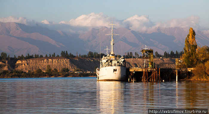 Кораблик у причала недействующего торпедного завода. Иссык-Куль озеро, Киргизия