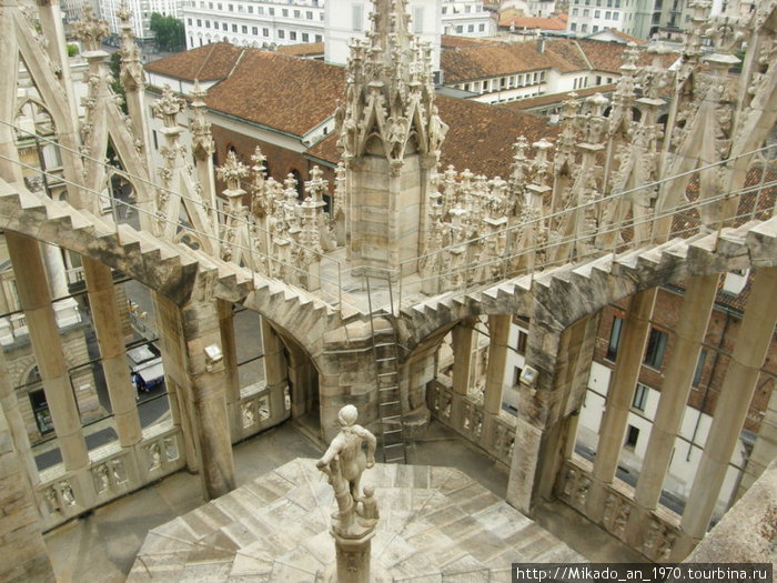 Крыша Дуомо — вид на статую внизу Милан, Италия