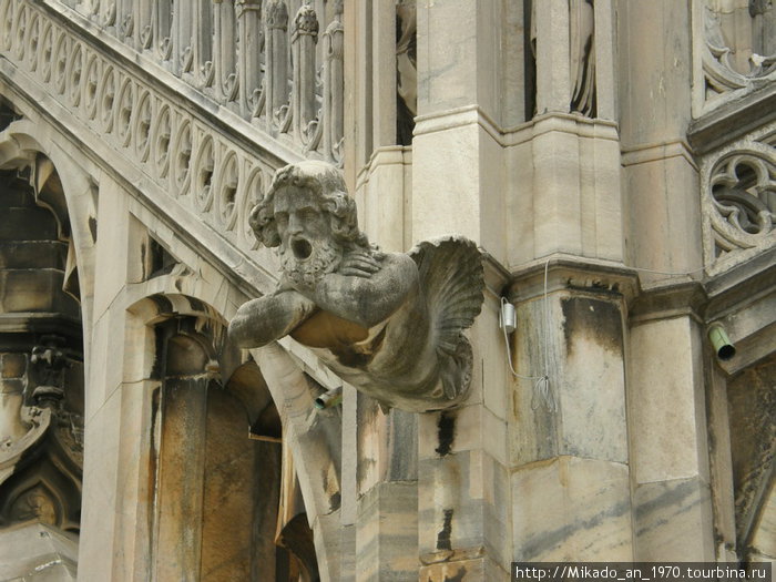 Некто из камня на крыше Дуомо Милан, Италия