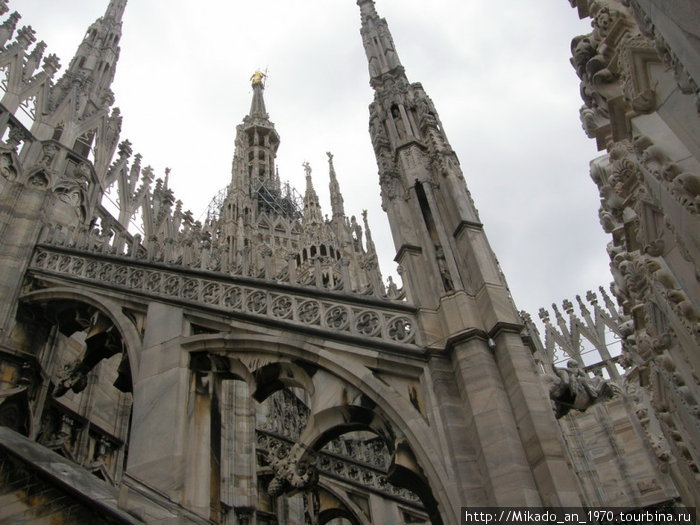 Каменный орнамент на крыше Дуомо Милан, Италия