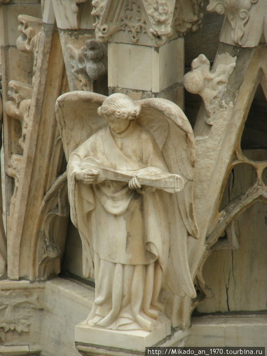 Каменный ангел на крыше Дуомо Милан, Италия