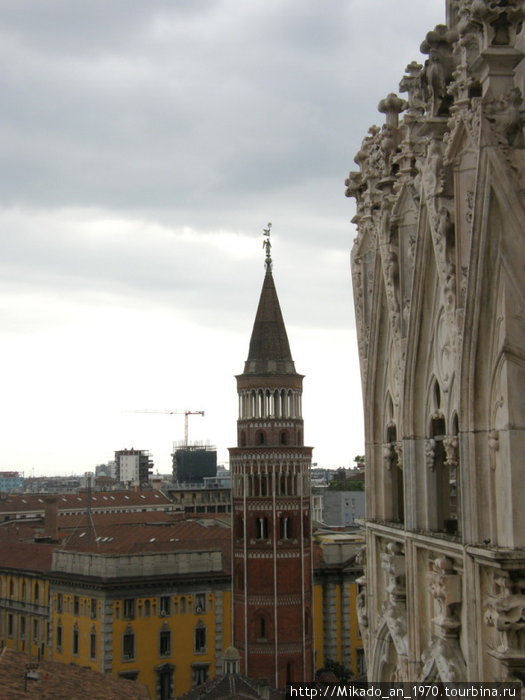 Башня возле Дуомо Милан, Италия