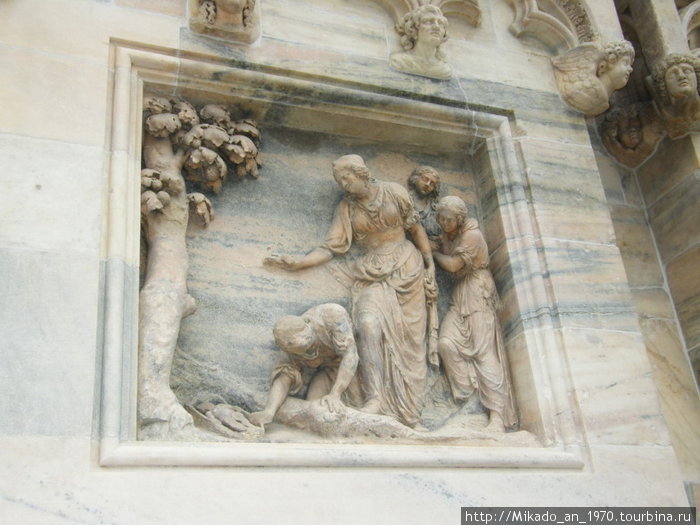 Каменный барельеф на библейские мотивы Милан, Италия
