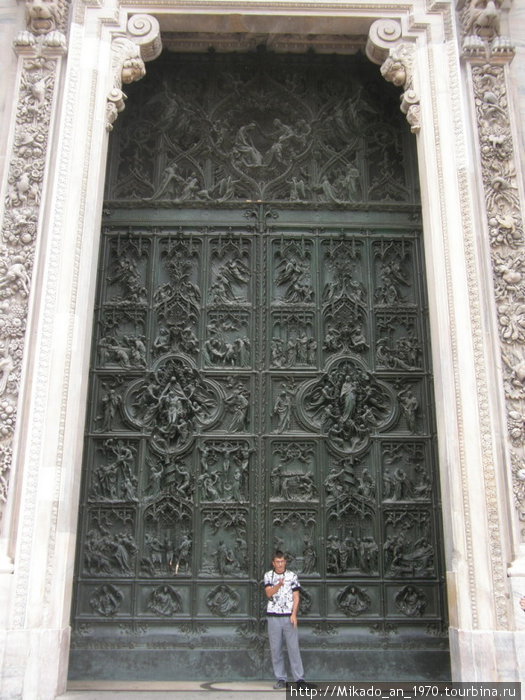 Центральная дверь в Дуомо Милан, Италия