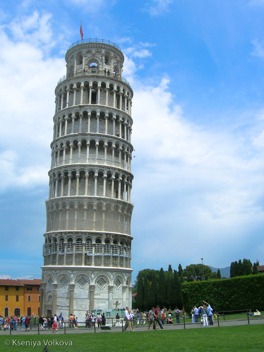 Падающая Пизанская башня - одно из чудес света Пиза, Италия