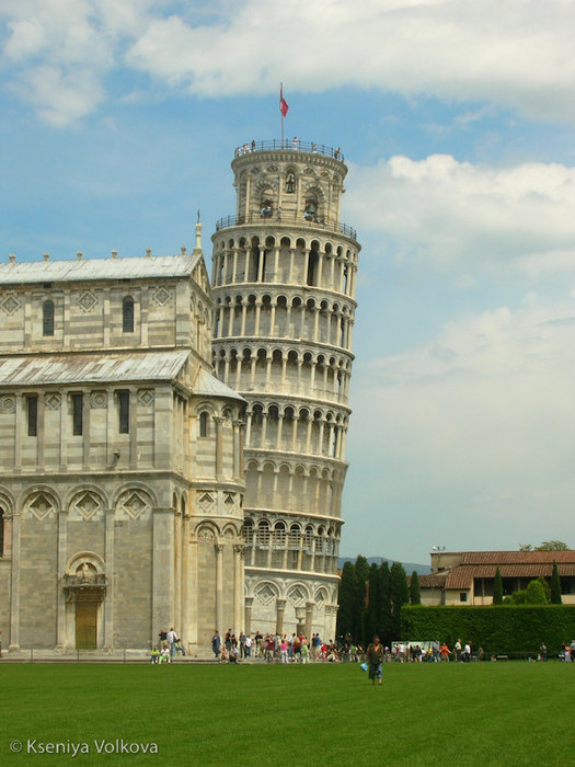 Падающая Пизанская башня - одно из чудес света Пиза, Италия