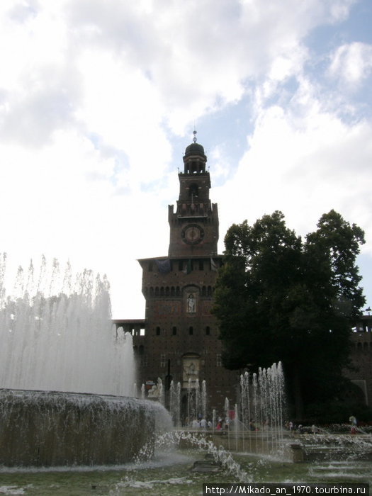 Башня замка Сфорца и фонтан перед ней Милан, Италия