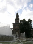 Башня замка Сфорца и фонтан перед ней