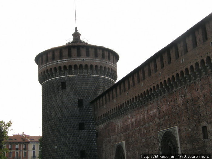 Левая башня замка Сфорца Милан, Италия
