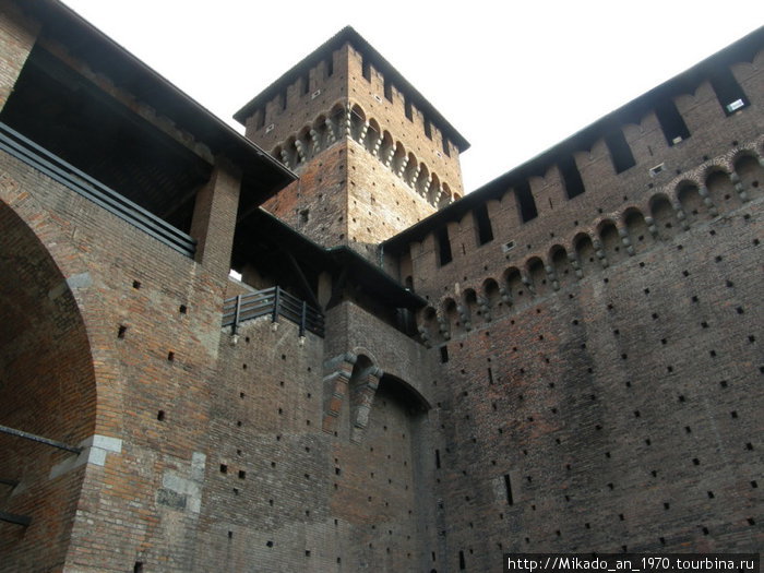 Угол стен и башня Милан, Италия