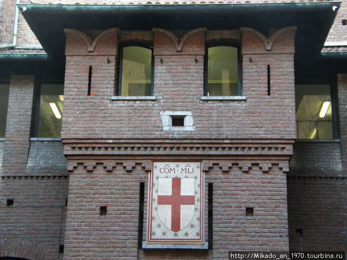 Геральдический знак на стене замка Милан, Италия