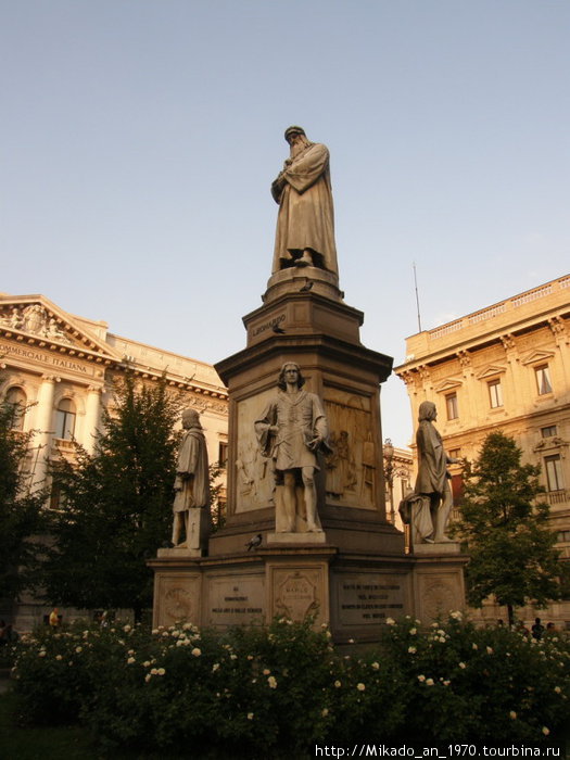 Памятник Леонардо да Винчи Милан, Италия