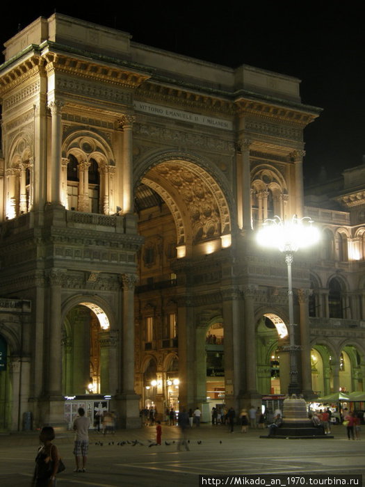 Галерея Умберто ночью Милан, Италия