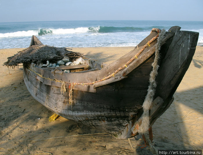 Рыбацкие лодки — тоже произведение искусства. Они не сбиты, а сшиты ниточками, веревочками. Ковалам, Индия