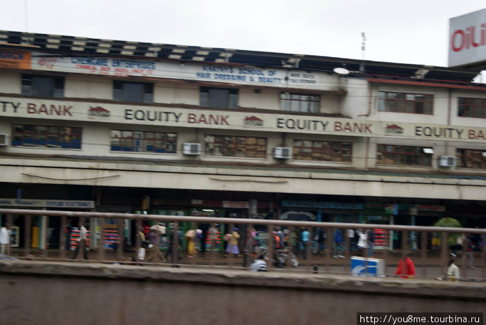 один из банков Найроби, Кения