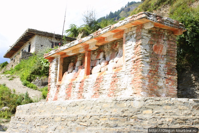 Перед входом в деревню обязательно стоит молитвенник или ступа Зона Дхавалагири, Непал