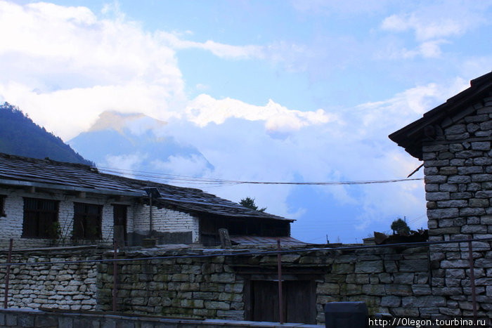 Виды с деревни на снежные горы Зона Дхавалагири, Непал