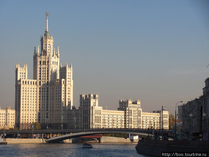 Одно из самых красивых зданий Москвы — дом на Котельнической набережной. Москва, Россия