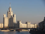 Одно из самых красивых зданий Москвы — дом на Котельнической набережной.