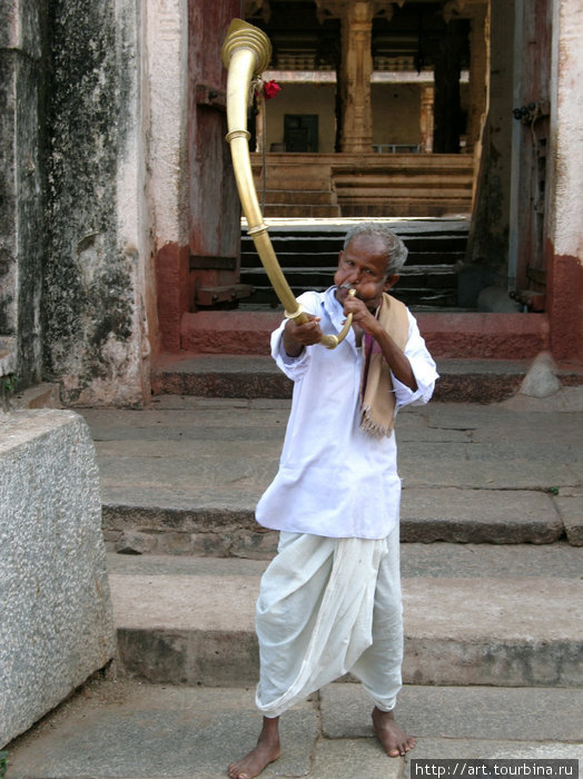 Храмовый трубач. Хампи, Индия