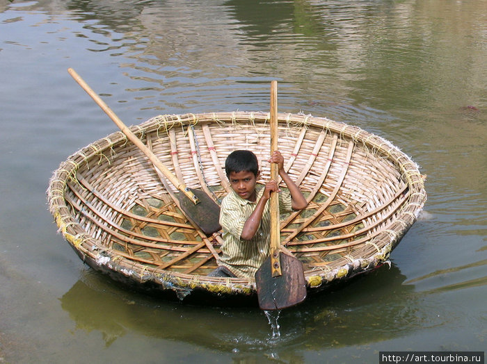 Лодка-корзинка. Хампи, Индия