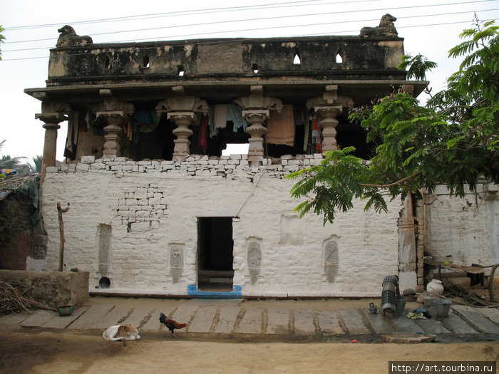 Местные жители просто встраивают свои дома в древние строения. Хампи, Индия