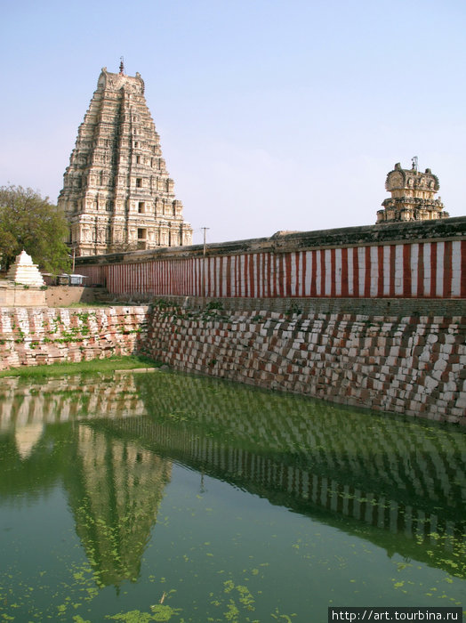 Храмовый пруд. Хампи, Индия