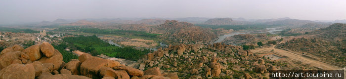 Панорама окрестностей Виджаянагара в северном направлении. Хампи, Индия