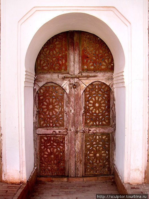 Двери как и везде в Марокко выдержаны в едином стиле. Хотя Касба Таурирт отреставрирована достаточно недавно, но роспись потолков и дверей, остаются как были, совсем старыми. Варзазат, Марокко