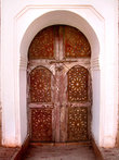 Двери как и везде в Марокко выдержаны в едином стиле. Хотя Касба Таурирт отреставрирована достаточно недавно, но роспись потолков и дверей, остаются как были, совсем старыми.
