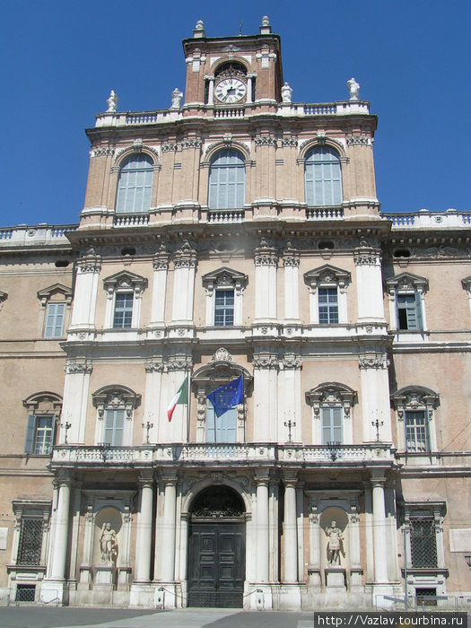 Часть дворцового фасада. Целиком его в объектив не впихнуть... Модена, Италия