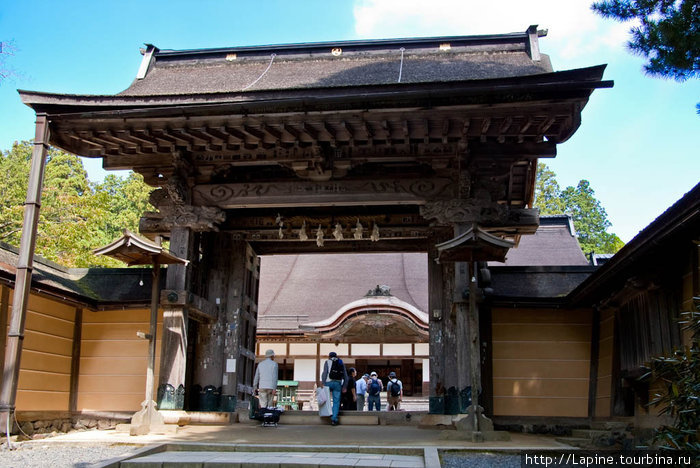 Главные ворота, самая старая постройка Конгобудзи (1593 г.) Коя, Япония