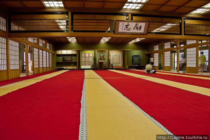 Зал, в котором читают лекцию о Кобо Дайси Коя, Япония