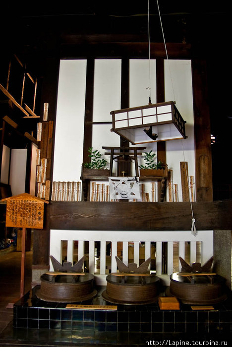 Рисоварки, вмещающие в общей сложности до 98 кило риса. Сверху — маленькое святилище синтоисткого бога кухни. Коя, Япония